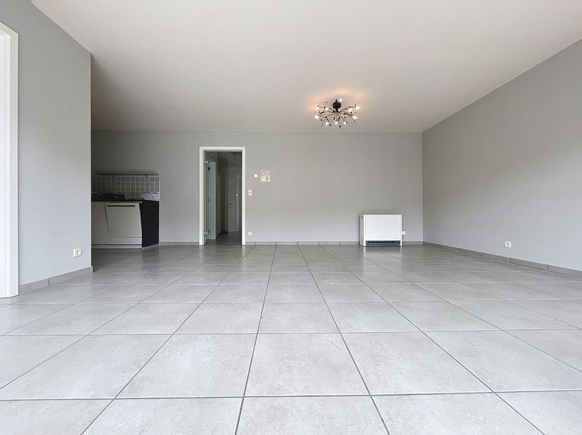 Ce récent appartement de 2 chambres à Ostende est à louer. Profitez d&#039;un espace de vie spacieux, d&#039;une cuisine ouverte et d&#039;une terrasse ensoleillée.&lt;