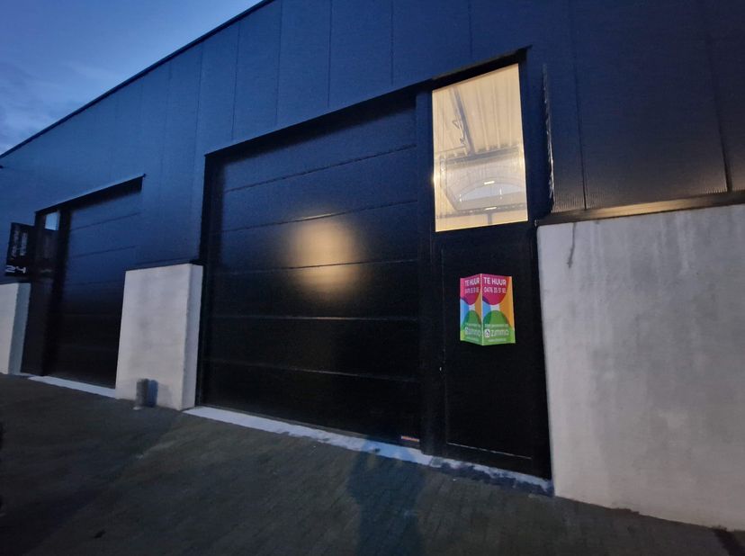 Op zoek naar de ideale bedrijfslocatie? Ervaar het beste van twee werelden met deze moderne KMO unit, strategisch gelegen in een levendig industriegeb