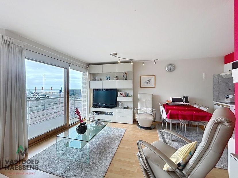 Deze instapklare studio is gelegen op de eerste verdieping van de residentie ZON EN ZEE, de residentie is perfect georiënteerd en geniet van enorm vee