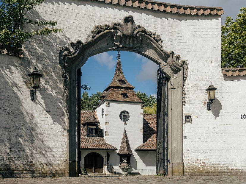 Deze uitzonderlijke villa bevindt zich op een steenworp van de Grote Markt van Roeselare (slechts 2,5 km in vogelvlucht) en heeft een vlotte verbindin