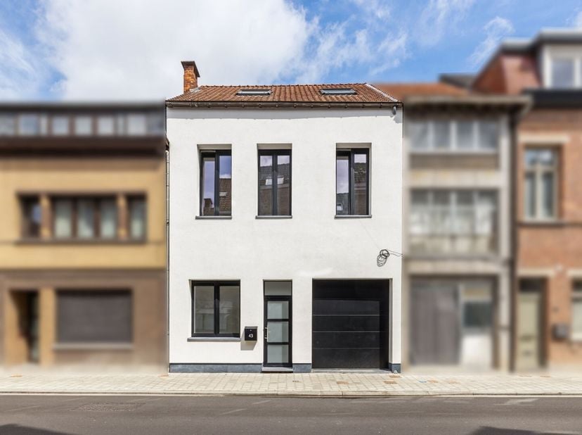 Bent u op zoek naar een gerenoveerde woning met 4 slaapkamers in het hartje van Temse? Gevonden. Deze woning heeft het allemaal: een EPC B, inpandige