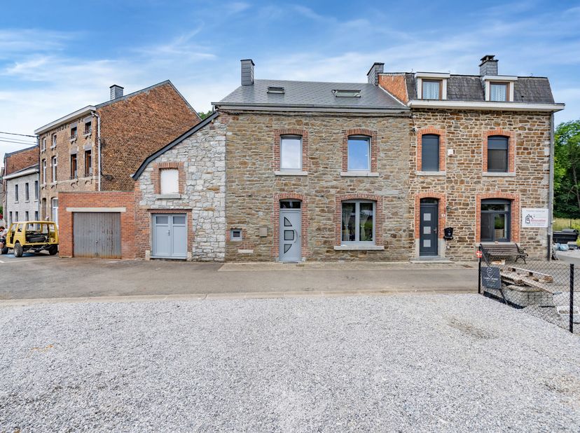 Easyhome vous présente cette magnifique maison de caractère nichée au cur de Jemelle, à deux pas du centre de Rochefort et de toutes ses commodités. E