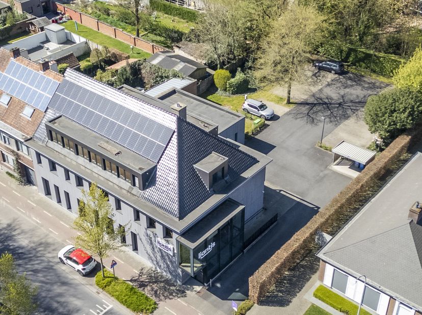 Situé au centre d&#039;Izegem, cet immeuble de bureaux moderne, lumineux et durable d&#039;une surface utile d&#039;environ 796 m² et d&#039;un parking privé pour 18 voit