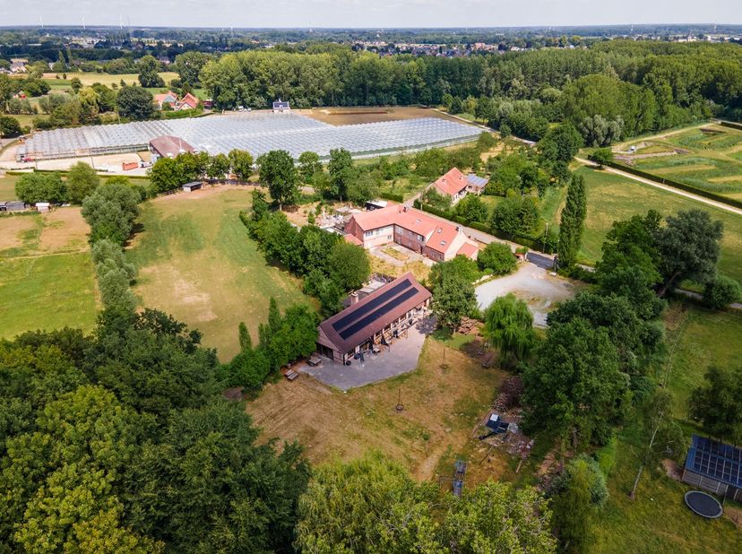 Je betreedt deze ruimte via een uitnodigende inkomhal met gastentoilet. De eerste zaal (74 m²) biedt tal van invulmogelijkheden en beschikt over versc
