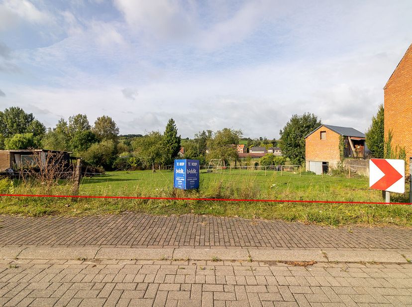 LANDELIJK GELEGEN BOUWGROND  &lt;br /&gt;
 &lt;br /&gt;
Perceel grond gelegen Viséweg te Sluizen (Tongeren), ter plaatse genaamd &quot;De Minkaer&quot;, naast huisnummer 44