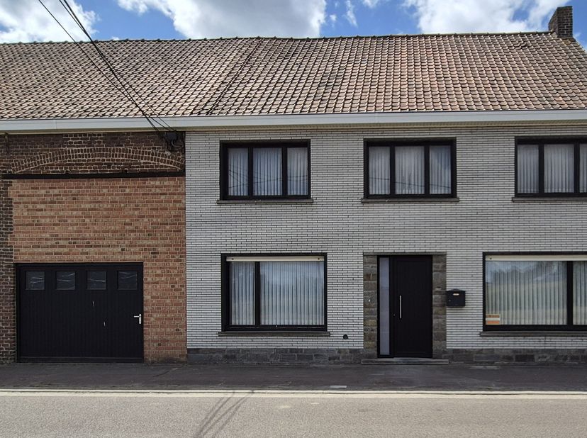 Te renoveren woning met schuur, grote tuin en boomgaard&lt;br /&gt;
&lt;br /&gt;
Op het gelijkvloers bevinden zich een ruime living en salon, slaapkamer en hobbyk