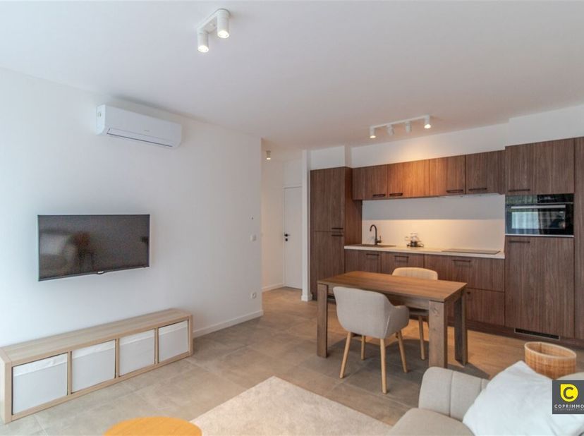Ce bijou rénové présente un haut niveau de finition et est situé au rez-de-chaussée d&#039;un immeuble dans un quartier central, mais calme et verdoyant. L