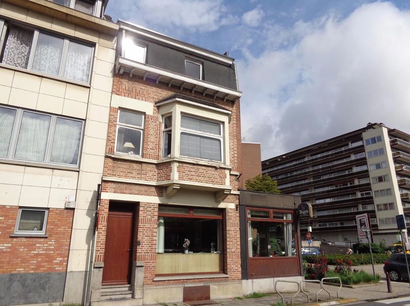 1 slaapkamerappartement gelegen op de derde verdieping aan de Naamsepoort van Leuven. Deze toplocatie is een pluspunt voor een jong startend koppel of