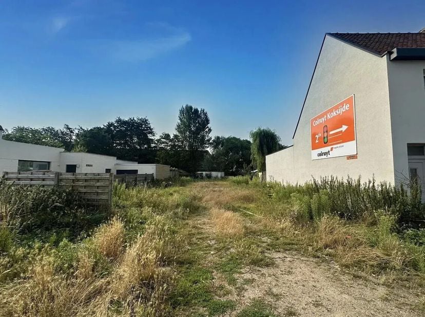Ce terrain ensoleillé de 662 m² se trouve à un emplacement extrêmement central le long de la Nieuwpoortsteenweg à Oostduinkerke.&lt;br /&gt;
Vous recherchez