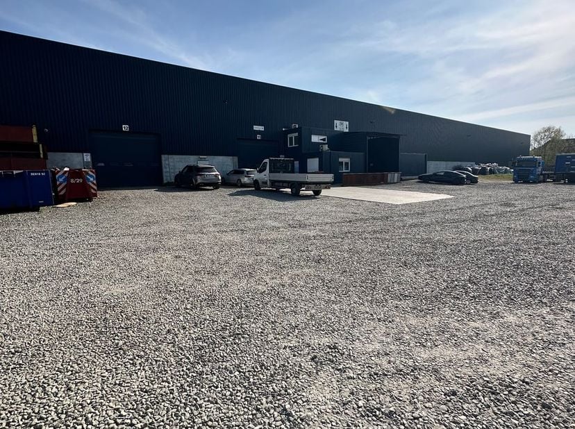 Idéalement situé le long du canal Bruxelles-Charleroi, cet entrepôt de 6.000 m² est une solution idéale pour les entreprises à la recherche d&#039;un site