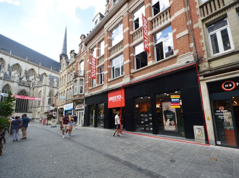 Handelseigendom te huur, gelegen op de Diestsestraat te Leuven (&#039;Rechtse deel&#039; actuele Bristol winkel).  &lt;br /&gt;
De gelijkvloerse opp. bedraagt 140 m².