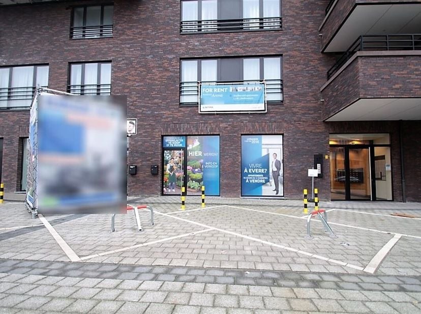 IMMOSCHMIDT (Ref. ) - EVERE: COMMERCIËLE BEGANE GROND van +/- 50 m² in een NIEUW GEBOUW - Beschikbaar : 1/06/25 - Bestaande uit een doucheruimte, WC.