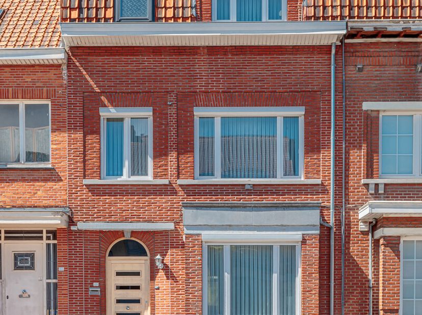 Woorden komen te kort om deze woning in al zijn facetten te beschrijven. Op het gelijkvloers vinden we een lichtrijke living. Aansluitend op de living
