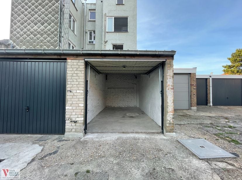 Rustig gelegen garagebox in residentiële woonwijk van Oostende - het strand en centrum liggen slechts op 10 minuten fietsen.&lt;br /&gt;
&lt;br /&gt;
Aan de straa