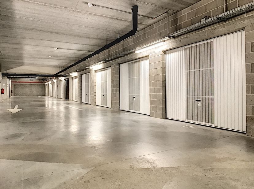 Garages te koop in Brugge: aan het station van Brugge in de nabijheid van het openbaar vervoer, verschillende winkels en op wandelafstand van het cent