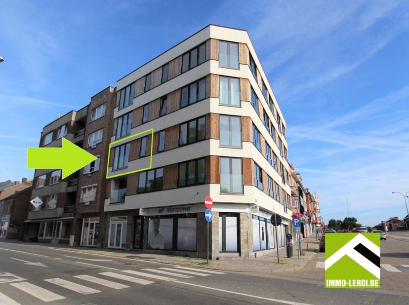 Dit appartement is gelegen op de tweede verdieping in het centrum van Tongeren, vlak aan het station met de Carrefour aan de overzijde. Het gebouw wer