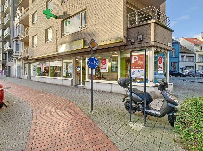 Espace commercial moderne (207 m²) à vendre sur un emplacement d&#039;angle à Ostende.&lt;br /&gt;
Cette propriété située à l&#039;angle de la rue animée Torhoutseste