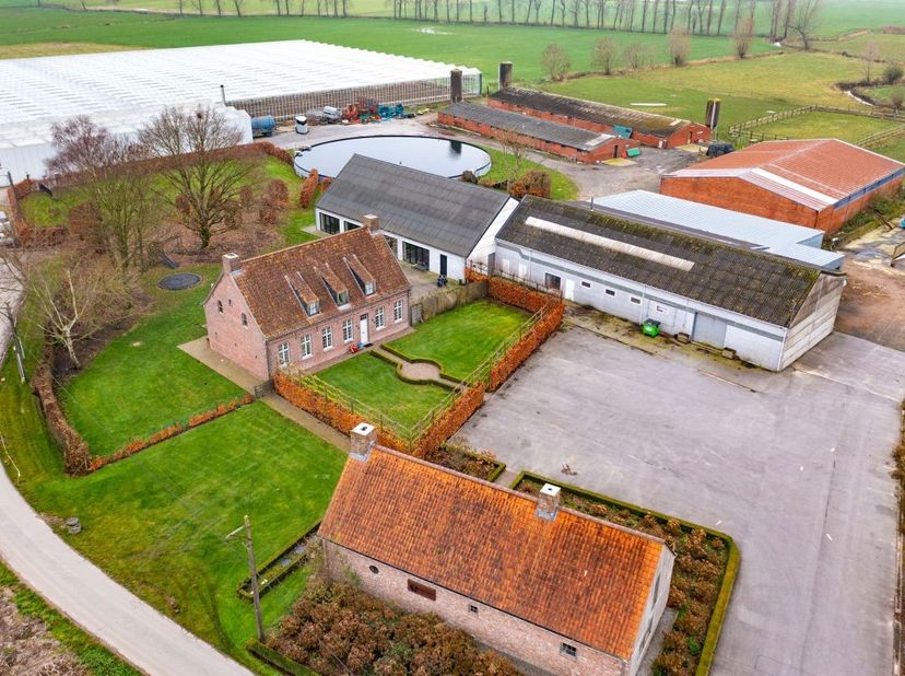 Mooi tuinbouwbedrijf te koop te Ruiselede bestaande uit diverse interessante gebouwen&lt;br /&gt;
Er is een bedrijfswoning recent verbouwd, mooie landelijke