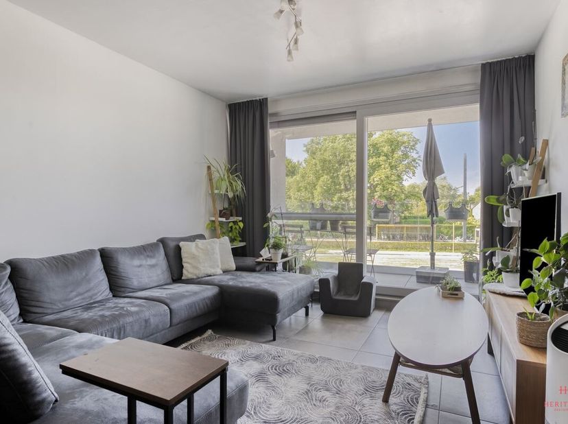 Bent u op zoek naar een stijlvol en instapklaar appartement in het bruisende centrum van Evergem? Dit recent gebouwd en energiezuinig appartement comb