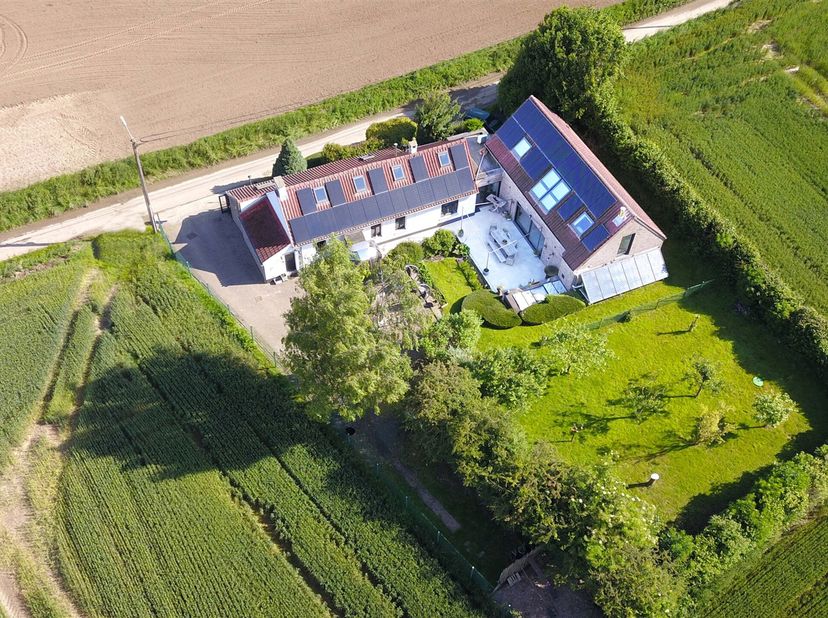 Posez vos valises dans cet écrin de quiétude !&lt;br /&gt;
Situation :&lt;br /&gt;
 Au coeur de la campagne, à la limite du Brabant Wallon, bénéficiant d&#039;une vue