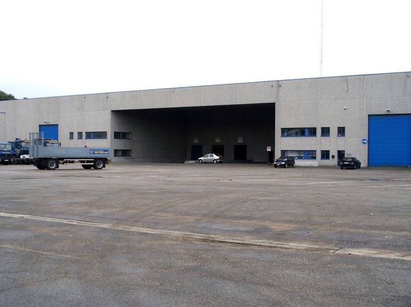 Magazijn te huur 2.500m² + kantoor 260m² en met een laadsas 500m², overdekte luifel en een overdekte laadkade en een kantoorruimte op 7km van de Antwe