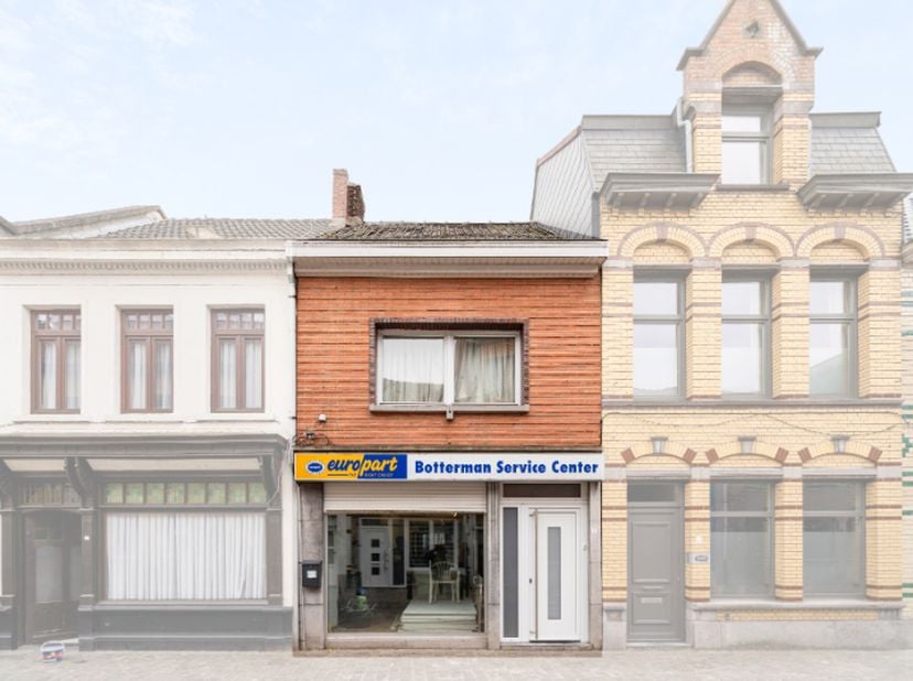 Ruime woning met handelsruimten/bureel (70m²) nabij centrum Lokeren. Berging, leefruimte, keuken, badkamer en koertje. Boven 3 slaapkamers en berging.