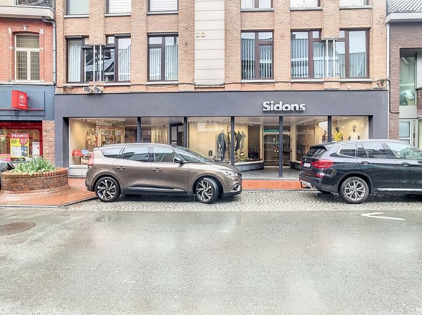 Deze winkelruimte te koop in de Ieperstraat beschikt over een nuttige oppervlakte van ongeveer 450 m² en een gevelbreedte van maar liefst 14 meter waa