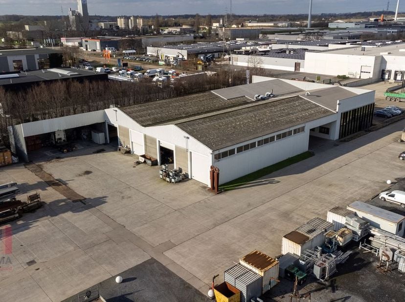 Uniek gelegen bedrijfsgebouw van 2.537 m² bestaande uit 1.088 m² magazijnruimte met 1.449 m² ingerichte kantoren op een industrieel terrein van 5.641