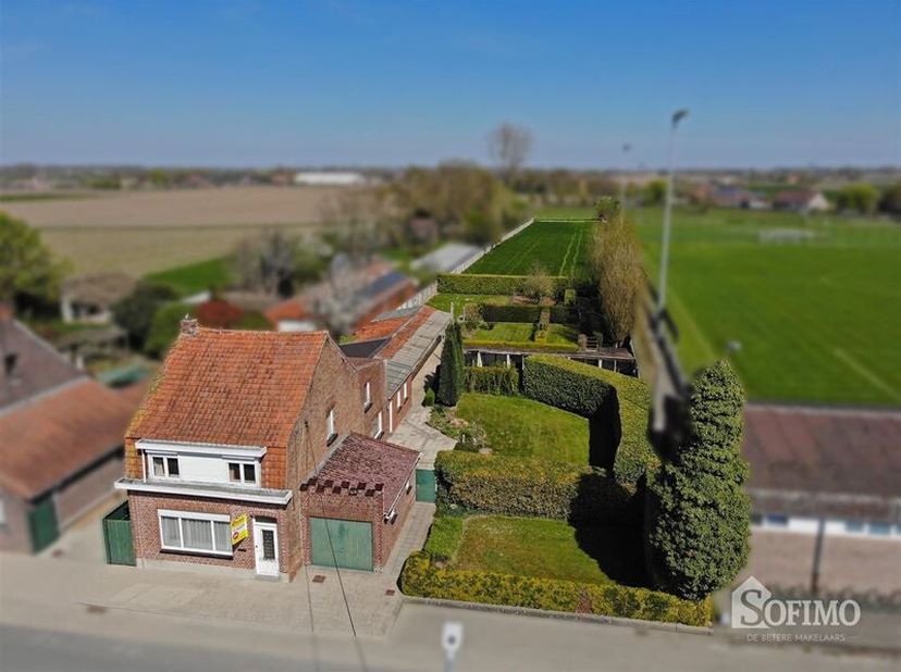 Ruime, te renoveren woning met grote tuin en garage op 914m²&lt;br /&gt;
De woning is als volgt ingedeeld;&lt;br /&gt;
Gelijkvloers: inkomhal, woonkamer, keuken,