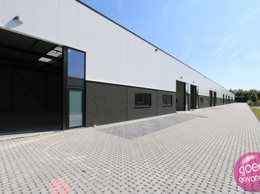 NIEUWBOUW KMO-UNIT, gelegen op het industrieterrein &quot;OVERHAEM&quot; te Tongeren.&lt;br /&gt;
Beschikbaar 251m².&lt;br /&gt;
- uitstekende logistieke ligging&lt;br /&gt;
- ui