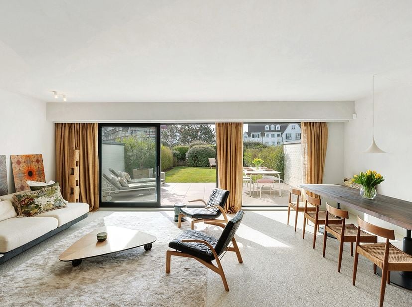 Voici lune de ces rares perles sur la Digue de Knokke, avec une allure et un style uniques.&lt;br /&gt;
Ce splendide appartement en duplex, situé dans la ré