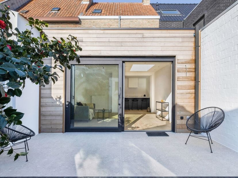 In Sint-Kruis, op wandelafstand van het stadscentrum van Brugge, ligt deze gezellige, volledig gerenoveerde stadswoning. De woning bevindt zich in een