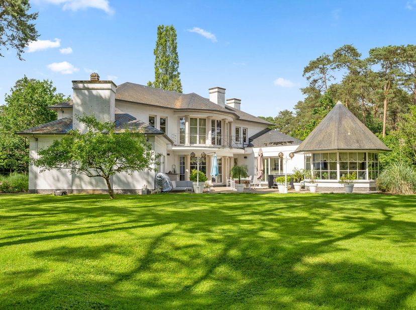 Gelegen op enkele passen van het Golf- en Meerdomein van Keerbergen bevindt zich deze instapklare villa temidden van het groen. Op een perceel van cir