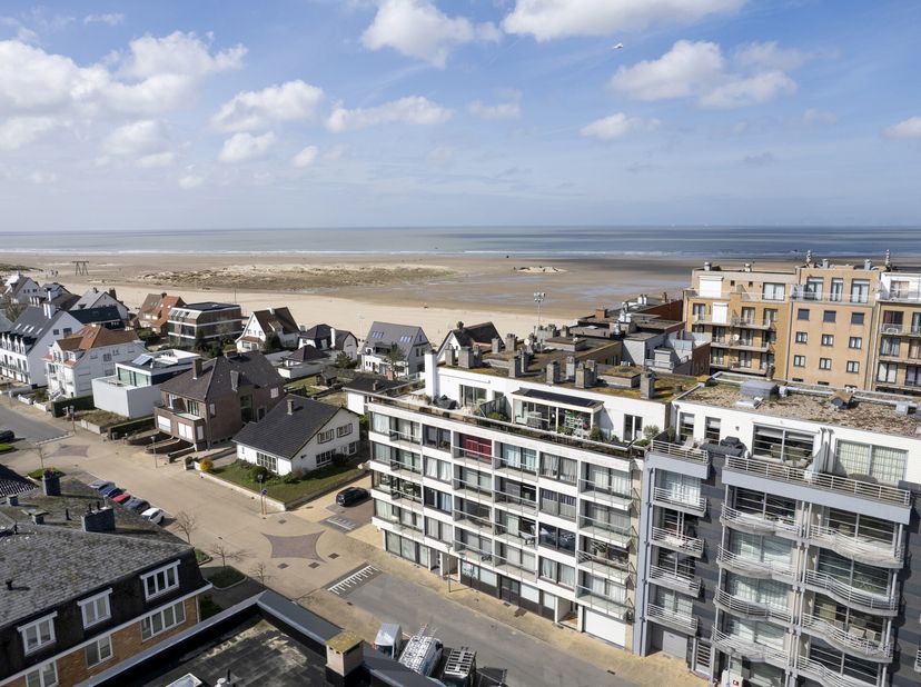Uniek vastgoed nabij het strand van Zeebrugge. Het gelijkvloerse pand is momenteel ingericht ams dokterspraktijk en een woongedeelte. Met een totale o