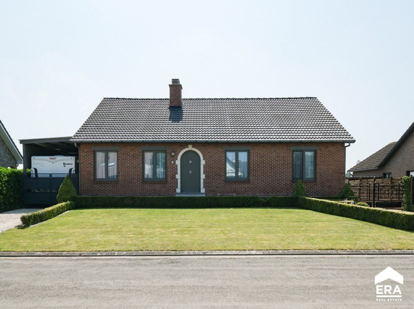 Charmante woning met 3 slaapkamers, een zalige tuin en 2 carports op een perceel van 7are in een doodlopende straat te Nieuwerkerken. Voor meer inform