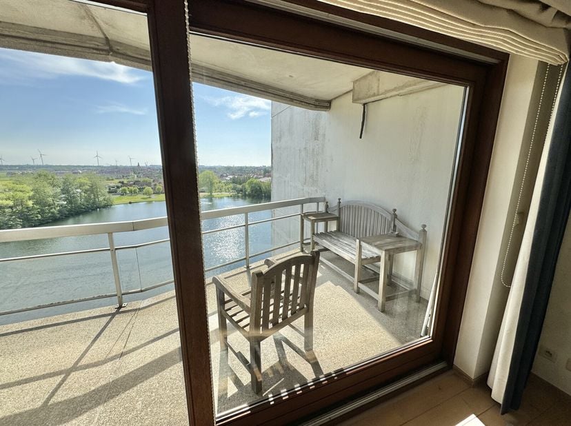 Dans la résidence iconique de Laguna Beach, nous vous proposons cette appartement 2 chambres avec un vue surprenante. Il vous offre un hall dentrée av