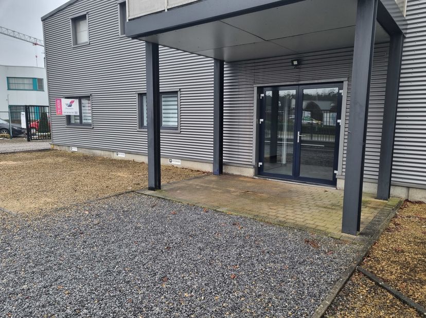 Dit atelier is gelegen op het industrieterrein Kleine Heide in Meeuwen (Oudsbergen). Deze unit heeft een oppervlakte van 180m² en is multifunctioneel
