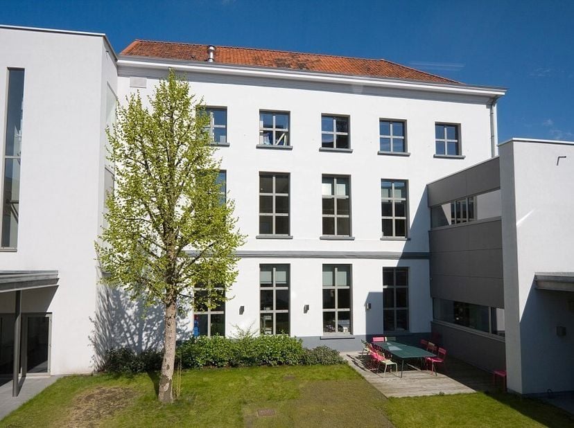 275,11m² gerenoveerde kantoren in authentiek herenhuis (uitbreidbaar tot 1.328,91m²)&lt;br /&gt;
Ligging:  in het historisch centrum van Gent tussen Sint-Ja