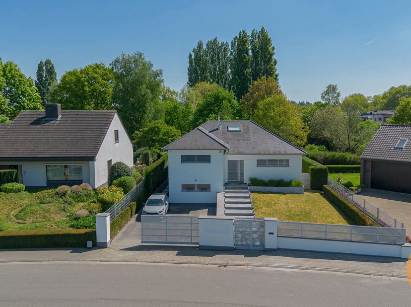 EERSTE BEZOEKMOMENT VANAF ZATERDAG 24 MEI (10u)&lt;br /&gt;
AALST - VILLA MET ZWEMBAD&lt;br /&gt;
Op de rand van Aalst ligt deze goed uitgeruste villa, dichtbij o