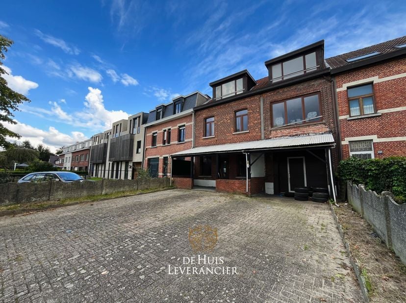 Leegstaand renovatieproject met veel potentieel! 3 vergunde wooneenheden en heel veel opslagruimte, kom snel kijken! &lt;br /&gt;
&lt;br /&gt;
Gelegen in Kontich,