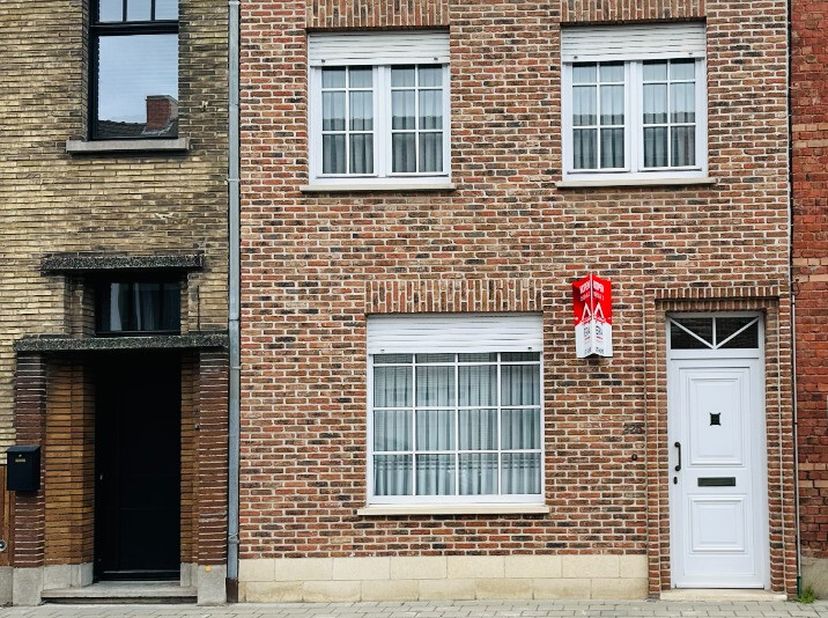 Roeselare : Instapklare woning met 3 slaapkamers tuin en garage met uitweg Indeling Gelijkvloers: inkomhal, living, apart gastentoilet, berging, badka