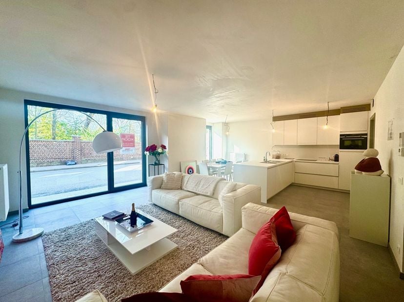 Luxueus en lichtrijk appartement recht tegenover het park van Waregem!&lt;br /&gt;
6% BTW mogelijk! &lt;br /&gt;
&lt;br /&gt;
“Luxe - Resident Albatros” ligt op de hoek