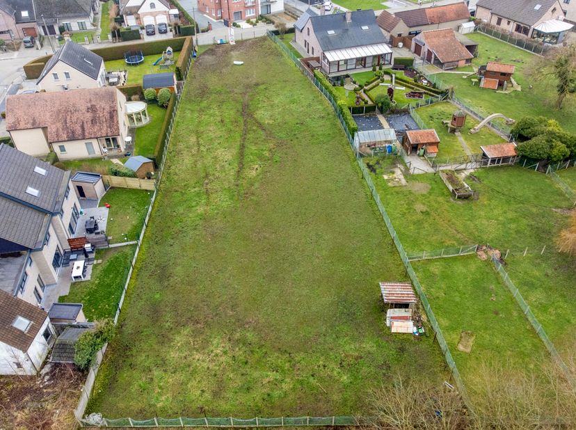 Ontdek deze bouwgrond van maar liefst 2184 m² met een perceelbreedte van ca. 16 meter, gelegen in een rustige woonomgeving. Met zijn ruime perceel bie