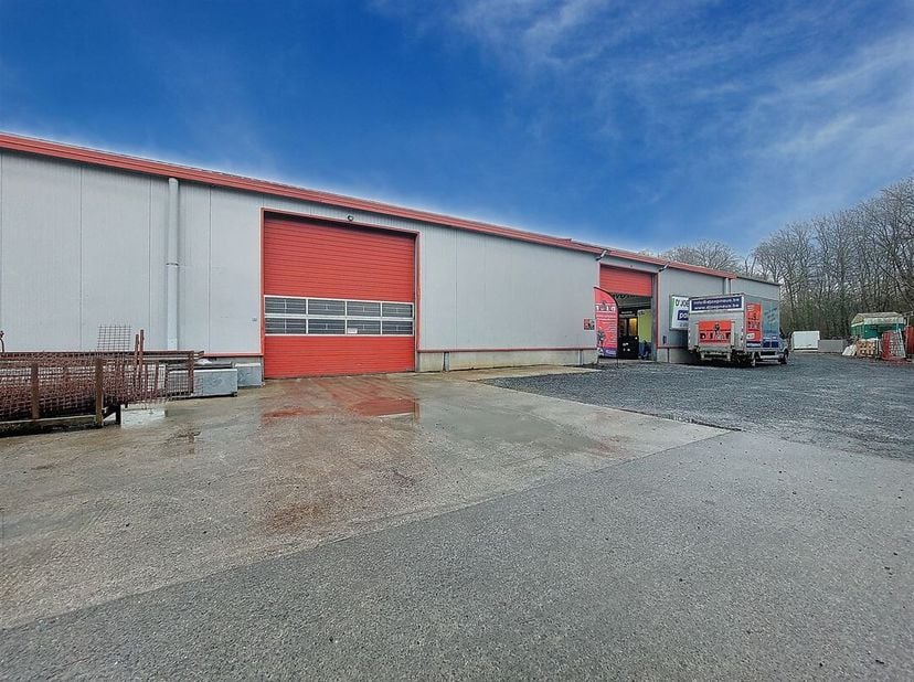 W Immobilière vous propose en location un entrepôt de 170 m² avec  portes sectionnelles, 4-5 places de parking extérieur et portail de sécurité.  Situ