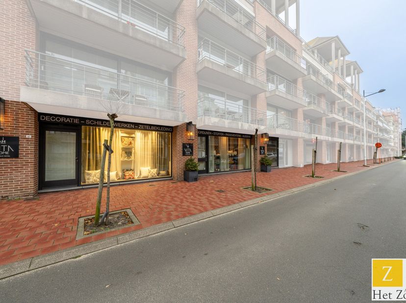 Dit recent gerenoveerde handelspand met studio bevindt zich op een uitstekende commerciële locatie, op slechts een paar stappen van zowel de Kustlaan