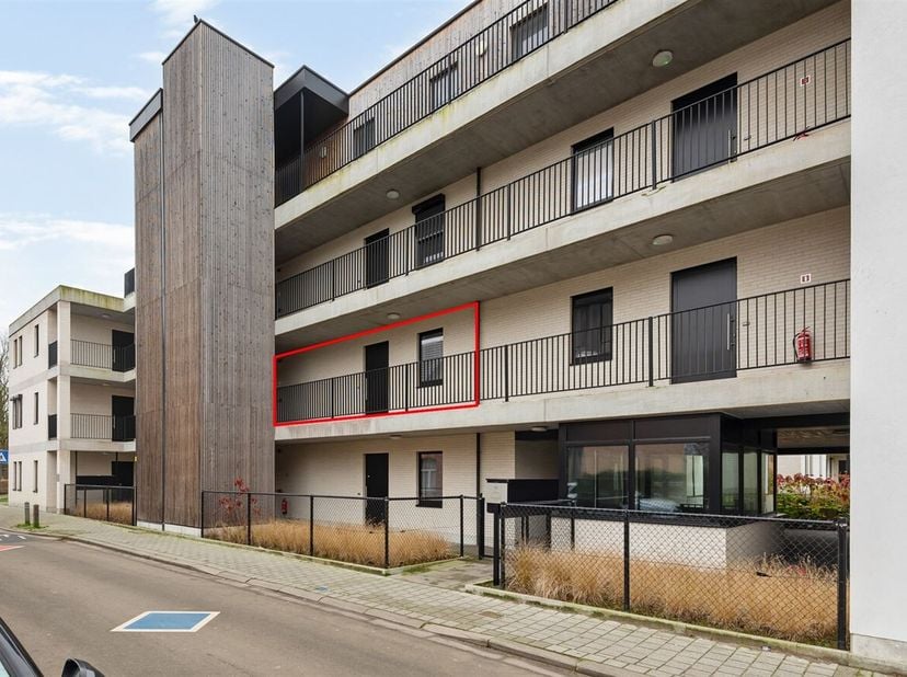 Dit appartement is gelegen in de Gelaagstraat te Steendorp, een rustige en aangename woonwijk met een vlotte verbinding naar nabijgelegen steden en he
