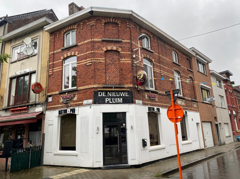 Te huur te GENT : Horecazaak zonder brouwer, gelegen in studentenbuurt.&lt;br /&gt;
Kan ook dienen als handelspand/winkel met woonst op de 1e en 2e verdiepi