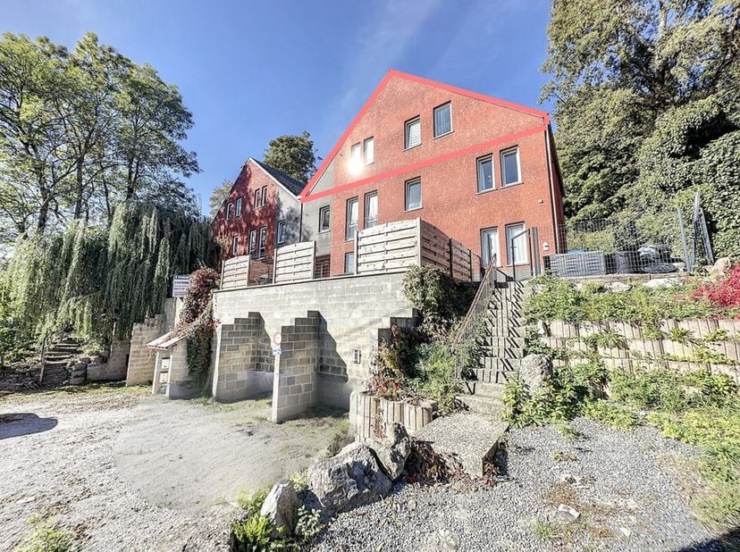 Easyhome vous propose, ce magnifique duplex, situé dans la belle région de Dinant, qui offre un cadre de vie exceptionnel.&lt;br /&gt;
Dès l&#039;entrée, vous se