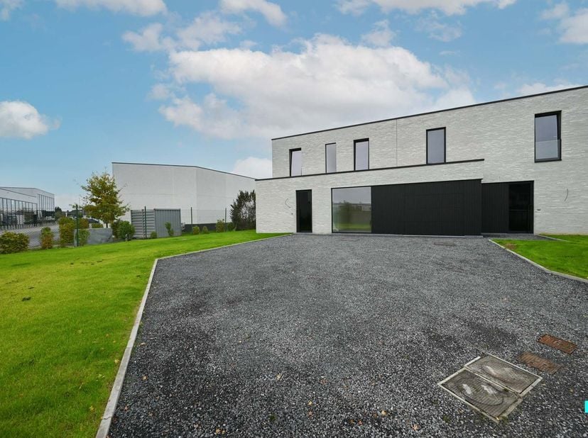 Ontdek deze uiterst hoogwaardige nieuwbouwwoning, gelegen op een perceel van 408m² en beschikkende over drie slaapkamers. Het EPC bedraagt slechts 7 k