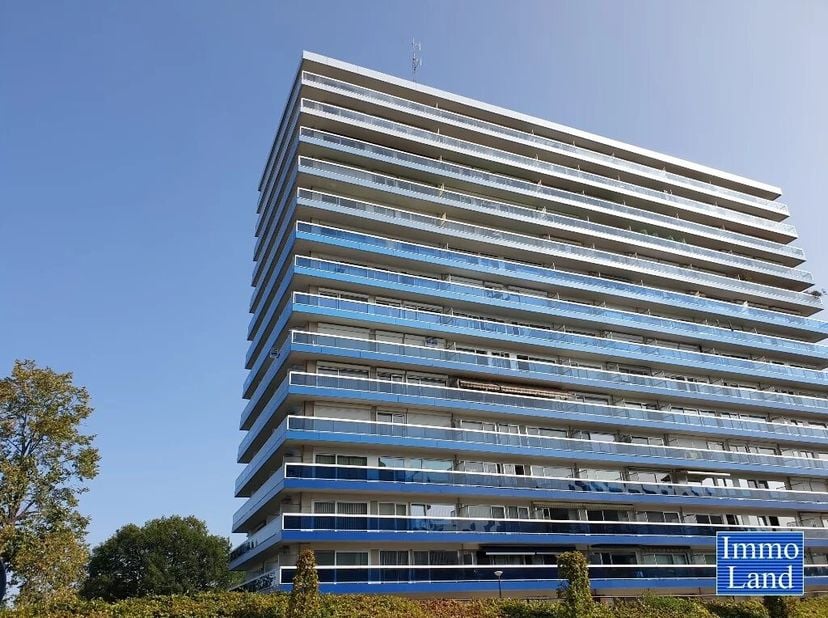 Instapklaar appartement met 2 + 1 slaapkamers en parkeerplaats voor de deur.&lt;br /&gt;
Goed onderhouden appartement met veel lichtinval, ideaal voor een s